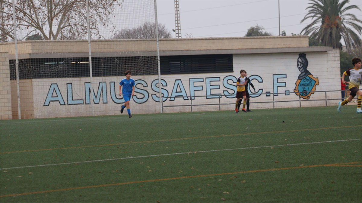 Un partido de infantiles en el campo del Almussafes CF. 