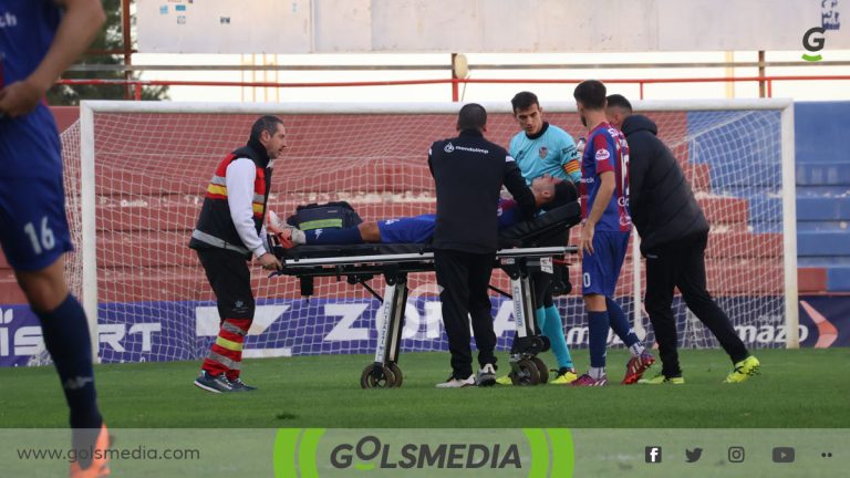 Javi Jiménez retirado en camilla en el partido ante el Lleida.