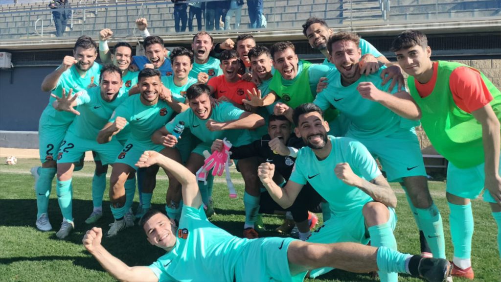 La plantilla del Torrent CF celebrando su victoria en Mallorca. Foto: Mallorca