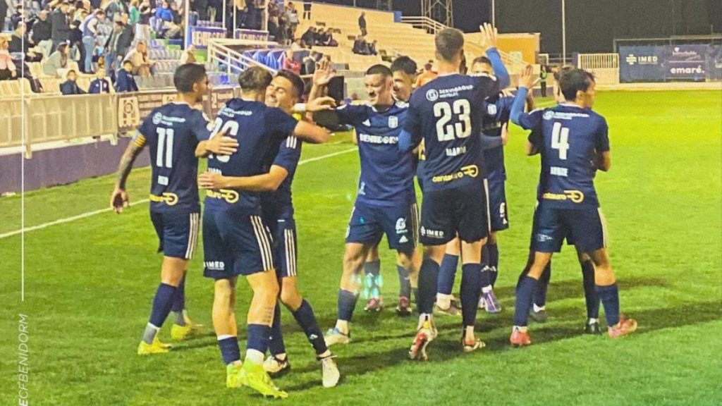 Los jugadores del CF Benidorm celebrando un gol. Foto: CF Benidorm.