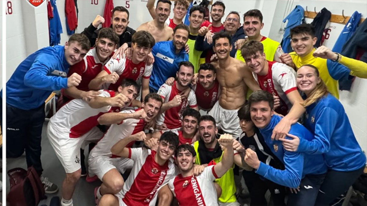 La plantilla del Benigànim CF celebrando la victoria. Foto: Benigànim CF.