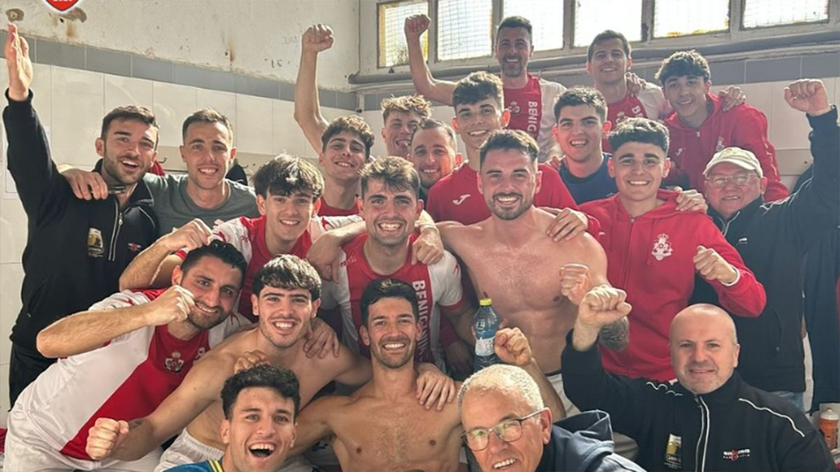 La plantilla del Benigànim CF celebrando su victoria en Paterna. Foto: Benigànim CF. 