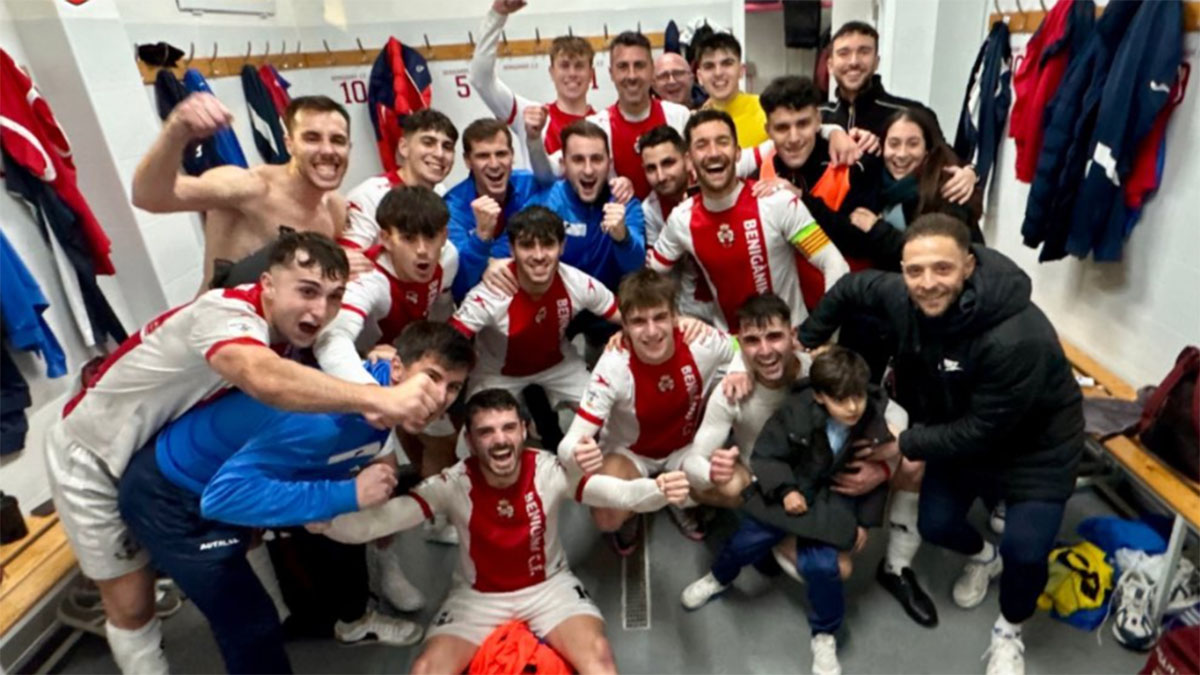 La plantilla del Benigànim CF celebrando su victoria. Foto: Benigànim CF. 