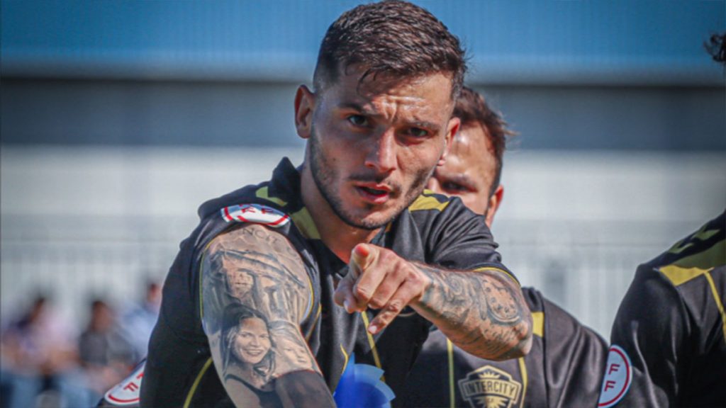 Borja Martínez celebrando un gol. Foto: CF Intercity.