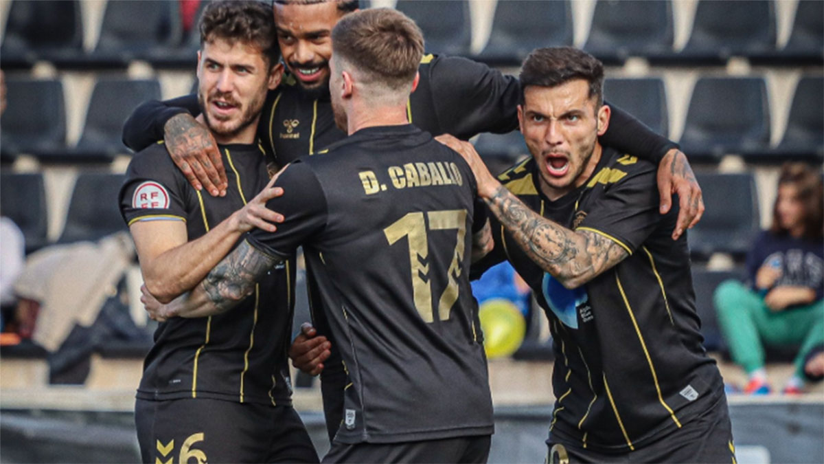 Borja Martínez celebrando un gol con sus compañeros. Foto: CF Intercity.