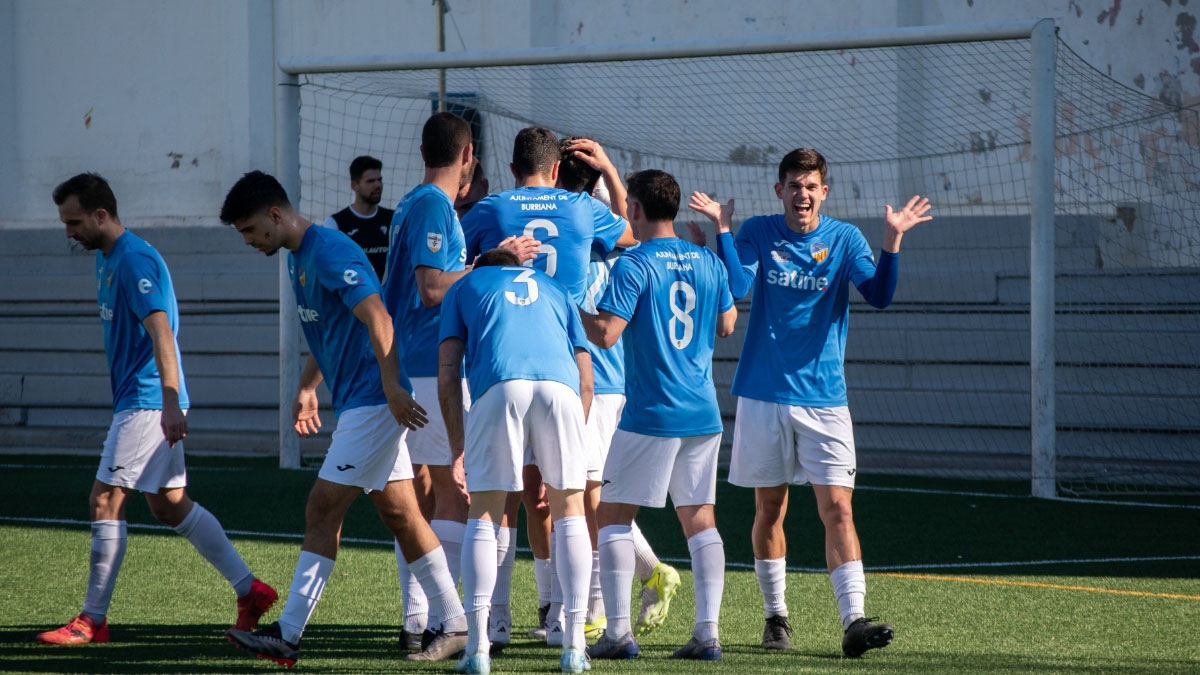 Los jugadores del CD Burriana celebrando un gol. Foto: CD Burriana. 