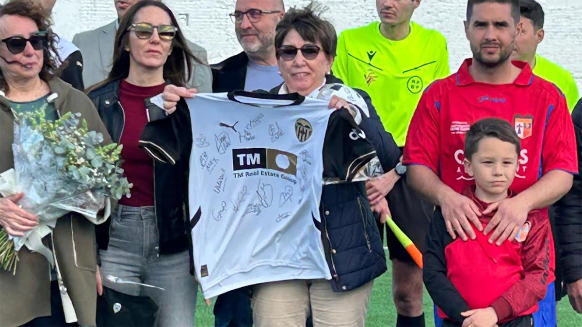 El Valencia CF ofrece una camiseta firmada al fin benèfico de la lucha contra el cáncer. Foto: Asoc. Futbolistas del Valencia CF.