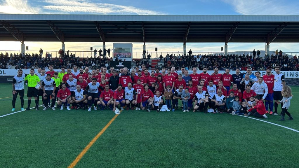 Los veteranos de la UD Canals con las leyendas de la Asoc. Futbolistas del Valencia CF. Foto: AF Valencia CF.