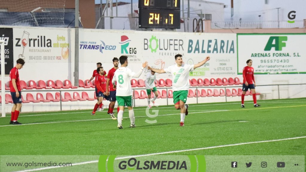 Éric Ballesteros celebrando gol para el CE Alberic.