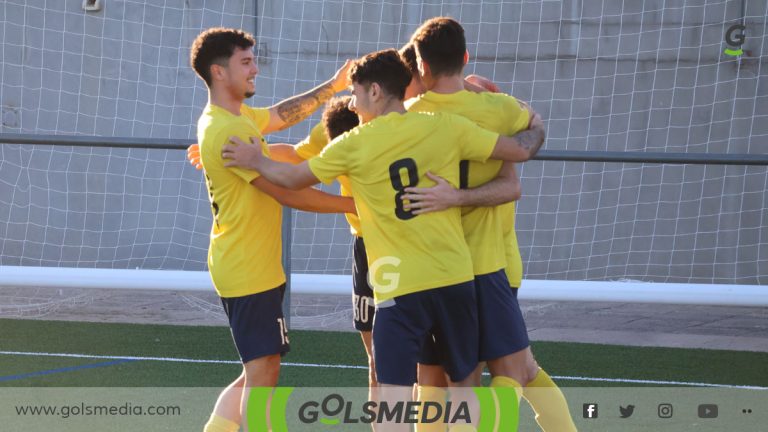 Los jugadores del CD Dénia celebrando un gol en Gandia.