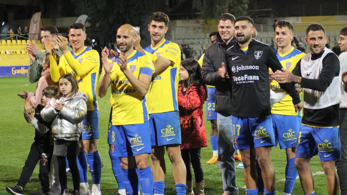 Gonzalo Serrano con sus compañeros al finalizar el partido en Los Arcos. Foto: club. 