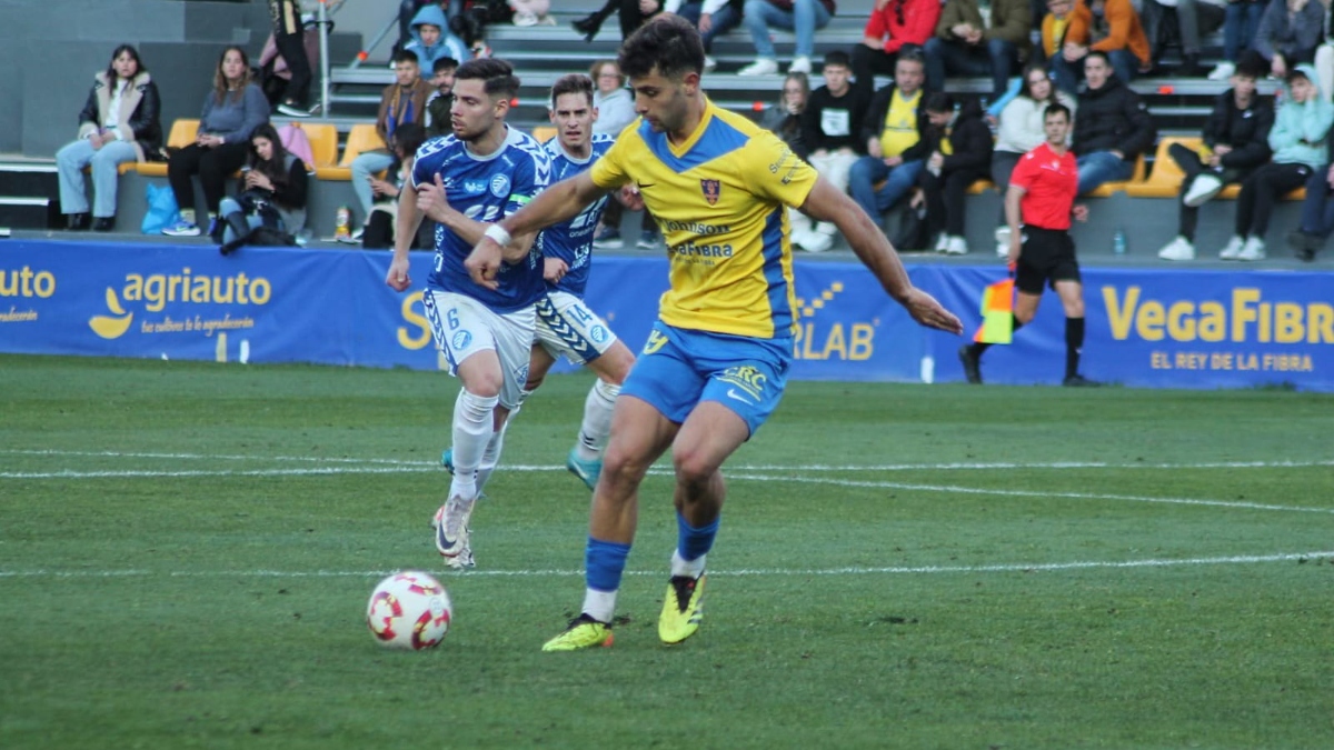 Gonzalo Serrano en su estreno en el Orihuela en Los Arcos. Foto: Orihuela CF. 