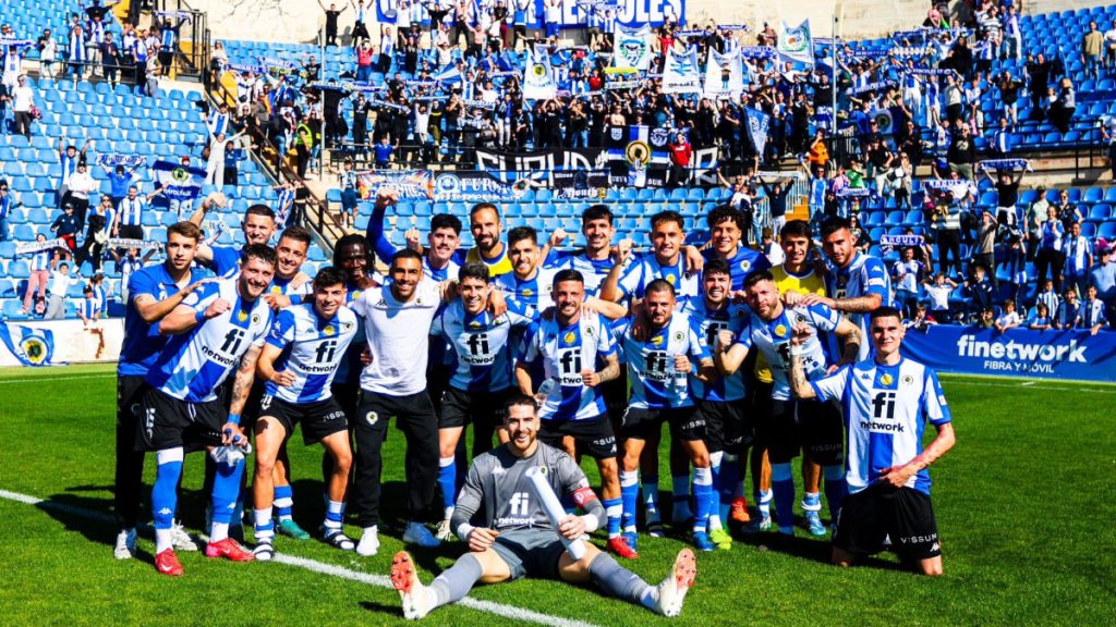 La plantilla del Hércules CF celebrando la victoria en el Rico Pérez. Foto. Hércules CF.