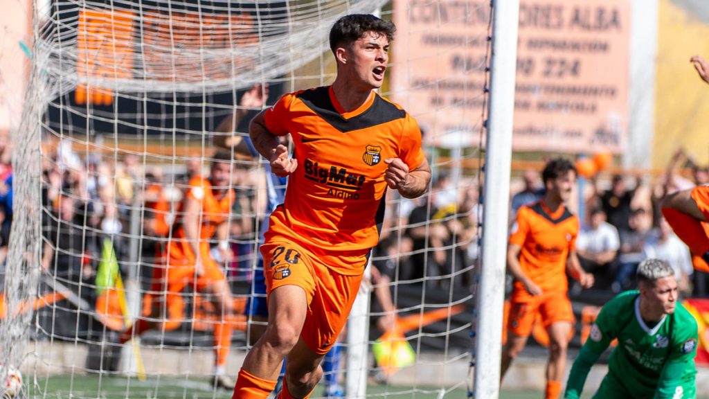 Jacobo celebrando su primer gol con el Torrent CF. Foto: Torrent CF.