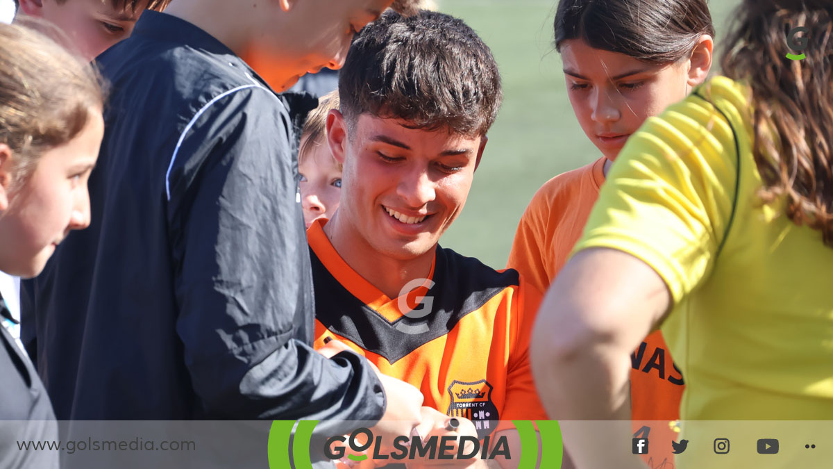 Jacobo firmando autógrafos a sus aficionados.