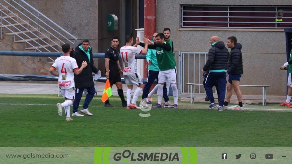 Montejo celebrando el gol con Iván Fernández.