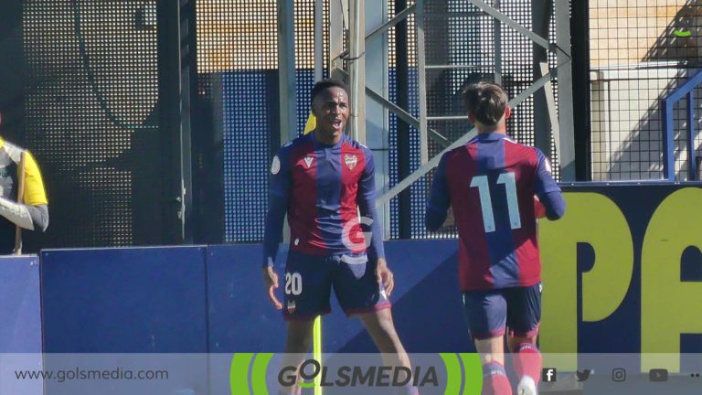 El Levante Juvenil celebrando un gol.