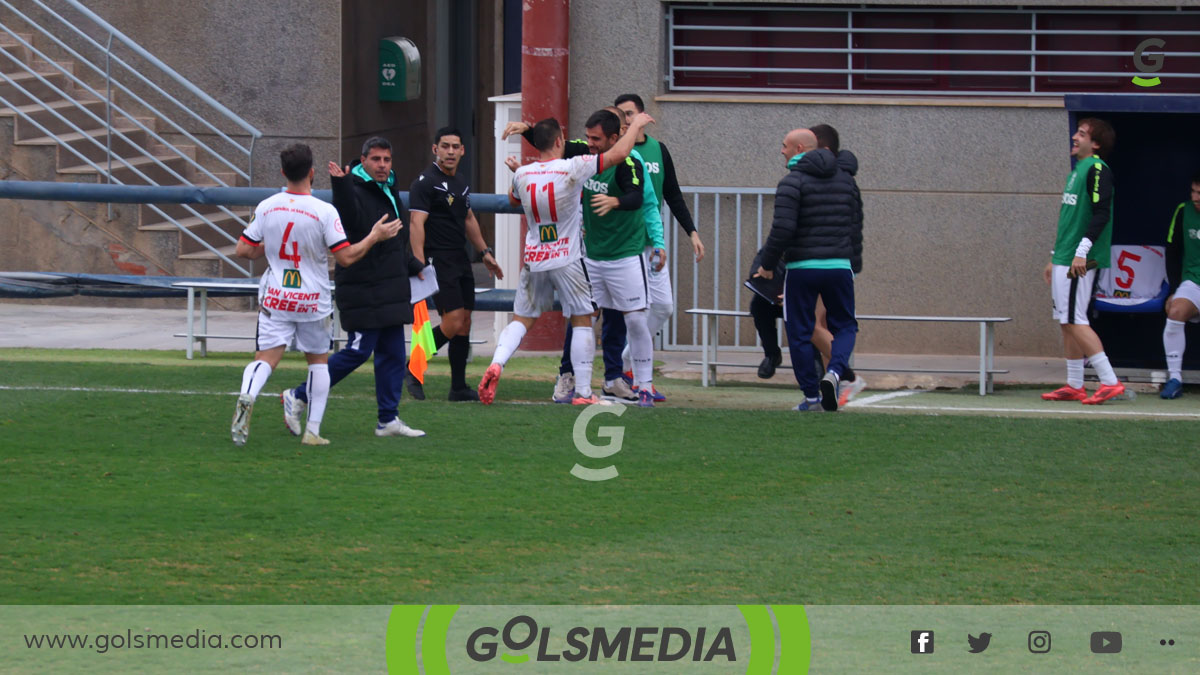 Álvaro Montejo dedicándole su gol a Iván Fernández. 