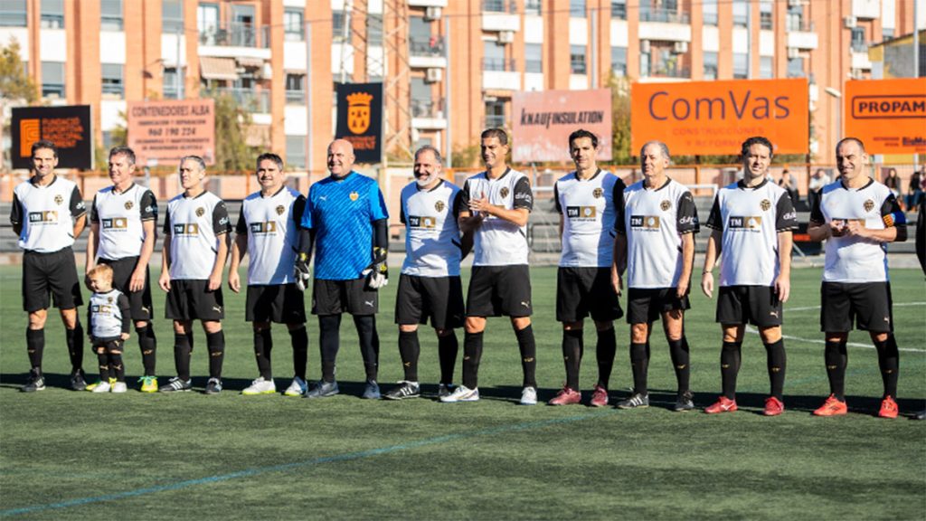 Jugadores de "Leyendas del Valencia CF" en el partido solidario en Torrent CF en diciembre de 2024. Foto: Leyendas Valencia CF.