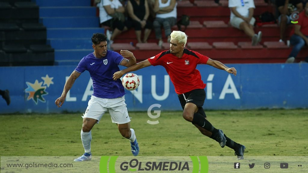 Loren Bianco en un partido del CF La Nucia.