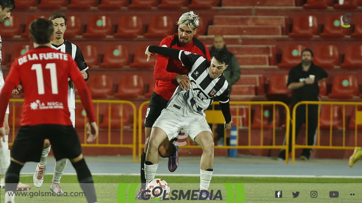 Loren Bianco en un partido del CF La Nucia.