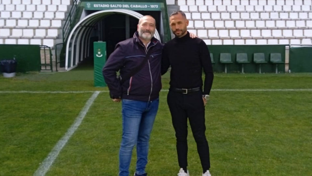 José Carlos Mullor con Adrián Ferrandis, entrenador del Quintanar la temporada 2023-24. 