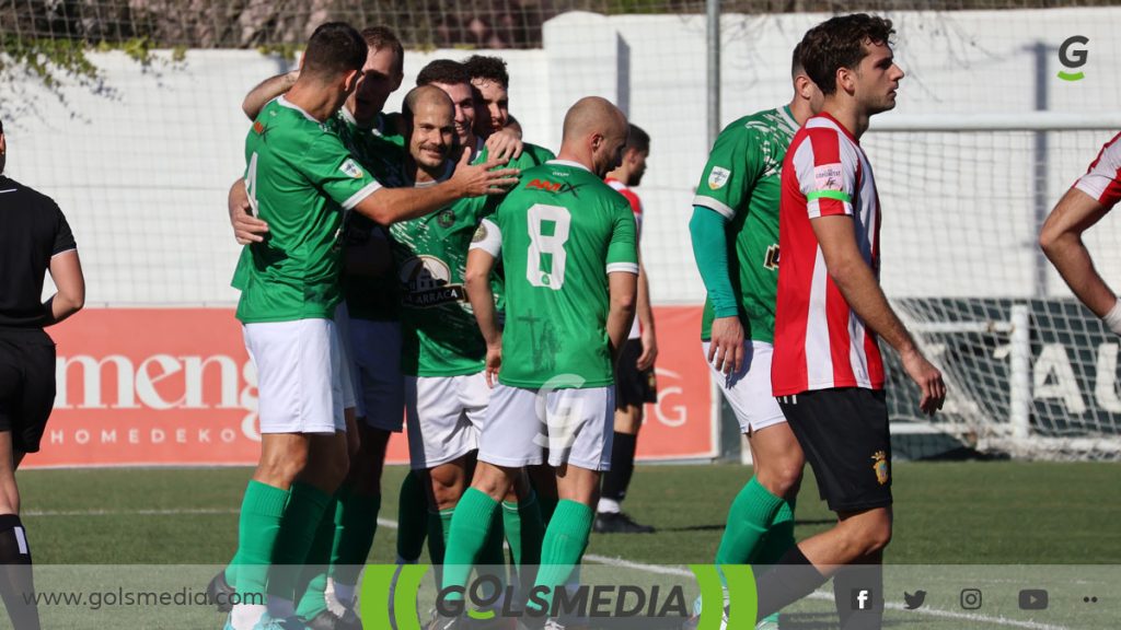 Celebración de un gol del Novelda Unión en L´Ollería.