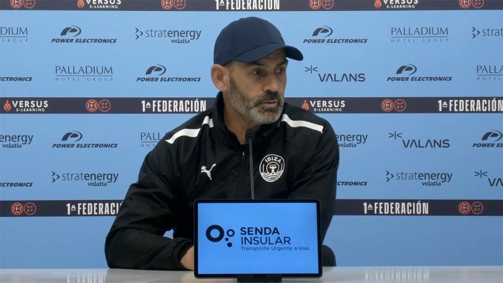 Paco Jémez, entrenador de la UD Ibiza en sala de prensa. Foto: UD Ibiza.