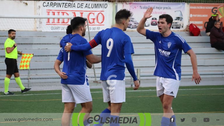 El Paiporta CF celebrando un gol en la liga.