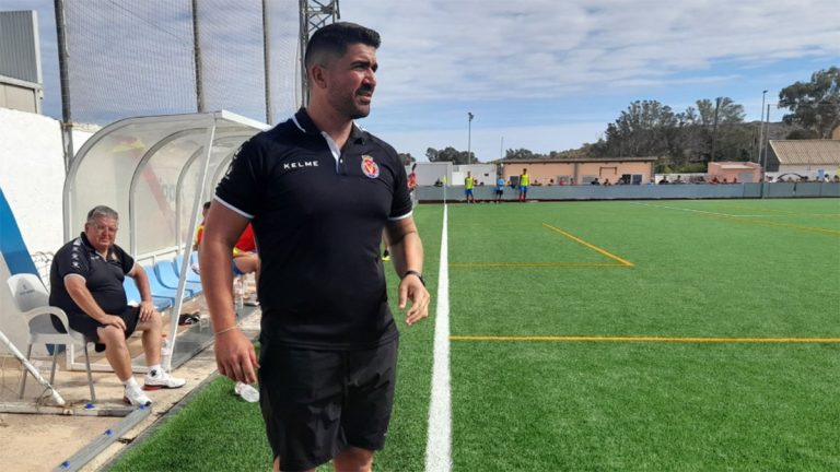 Popy, entrenador de la CD Minera en un partido. Foto: CD Minera.