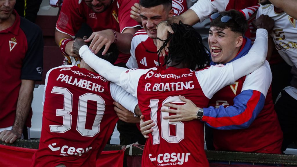 Jugadores y afición celebrando un gol del Real Murcia. Foto: Real Murcia.