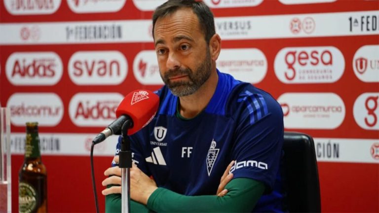 Fran Fernández, entrenador del Real Murcia CF en sala de prensa. Foto: Real Murcia CF.