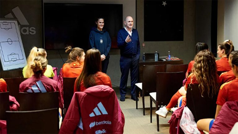 Rafael Louzán conversando con las jugadoras de la Selección. Foto: RFEF.