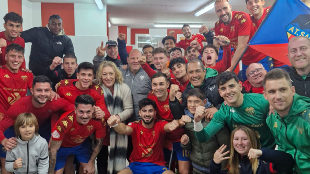 La plantilla del Atlético Saguntino celebrando su victoria. Foto: Atlético Saguntino.