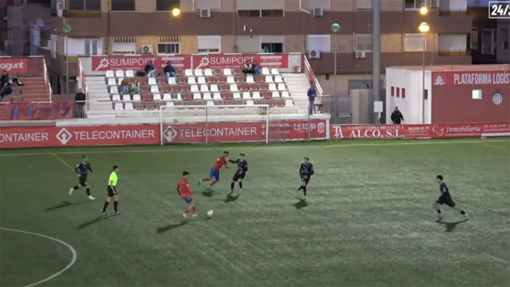 Aitor Sáez a punto de disparar para el Saguntino. FOTO: FFCV.