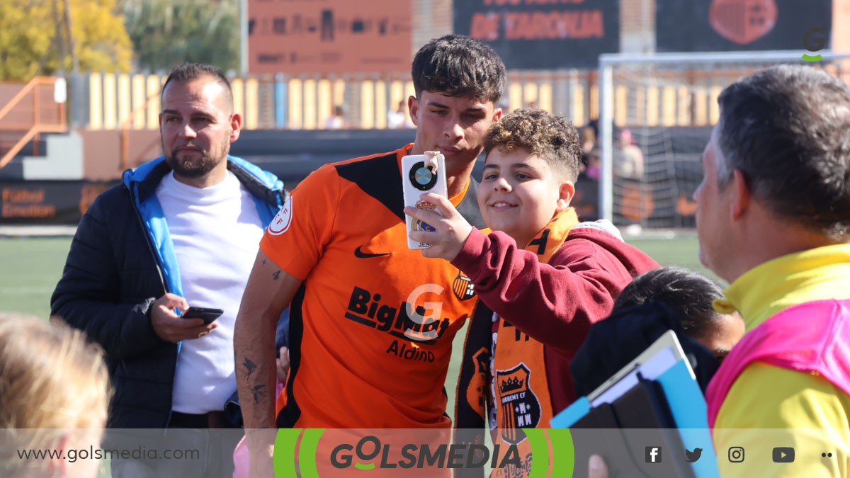 Jacobo haciéndose fotos con los aficionados. 