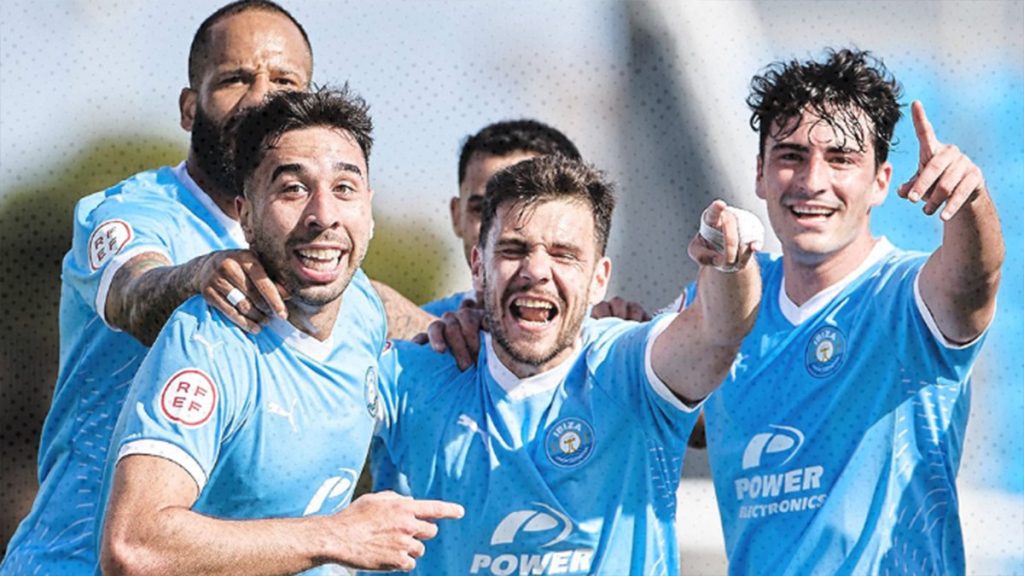 Los jugadores de la UD Ibiza celebrando un gol. Foto: UD Ibiza.