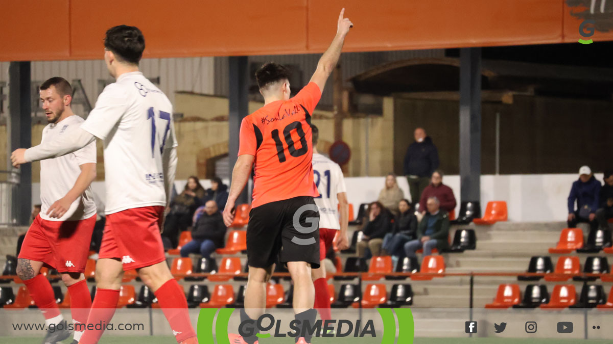 Julio Clemente celebrando un gol para la Vall Dels Alcalans. 