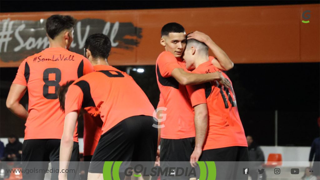 Los jugadores de la UE Vall Dels Alcalans celebrando un gol.