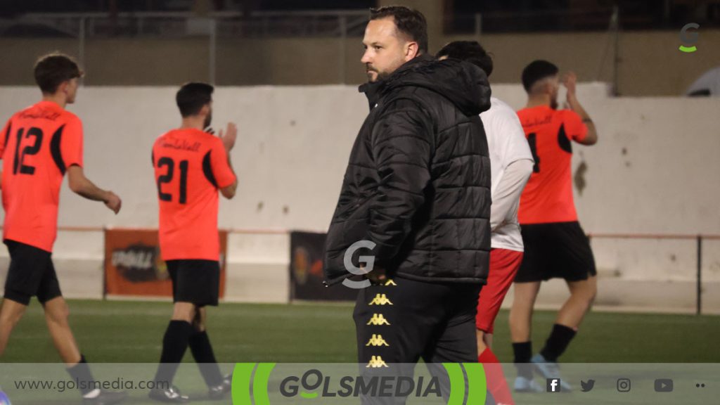 Ximo Villegas conversando con uno de sus jugadores.