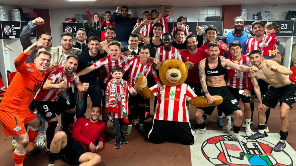 La plantilla del Zamora CF celebrando su victoria. Foto: Zamora CF.