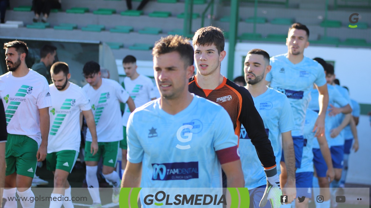 Josep Baldoví liderando su equipo en un partido como capitán. 