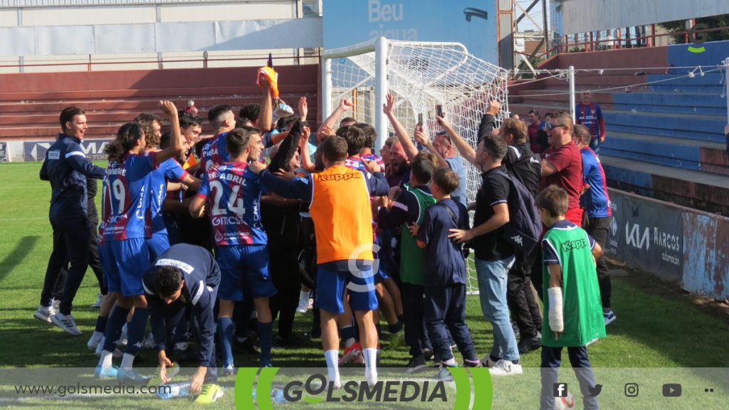 Afición y equipo celebrando una victoria en el Luis Suñer Picó.