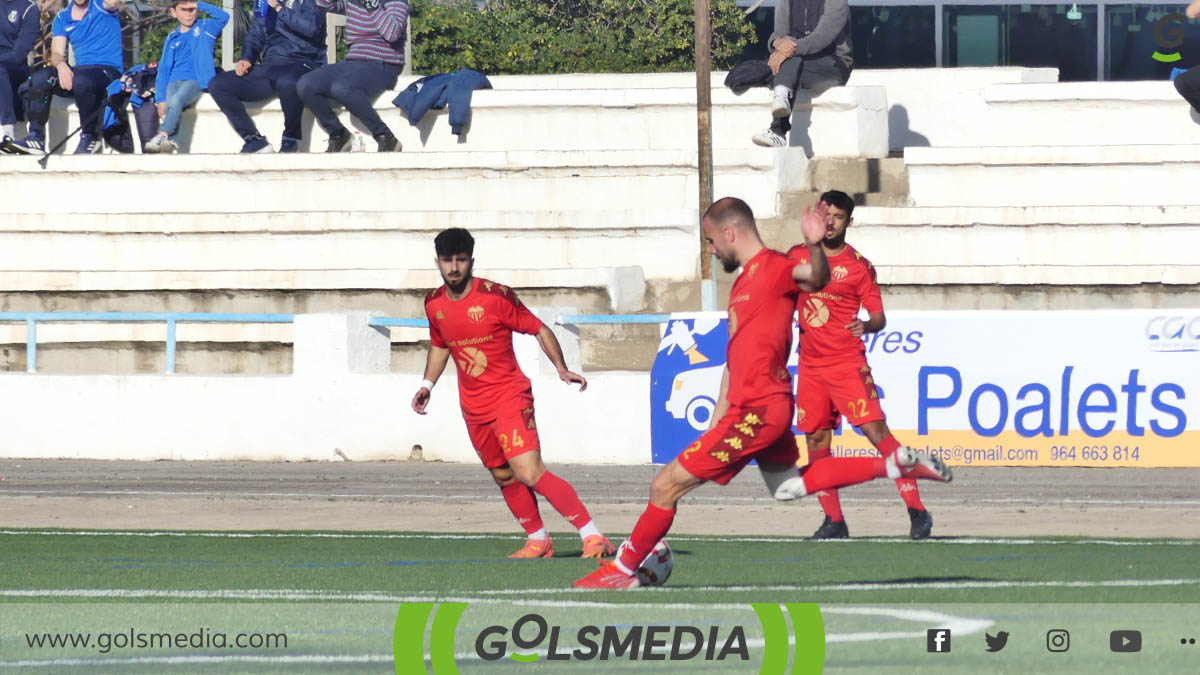 Albert Nuñez al fondo en un partido del Saguntino. 