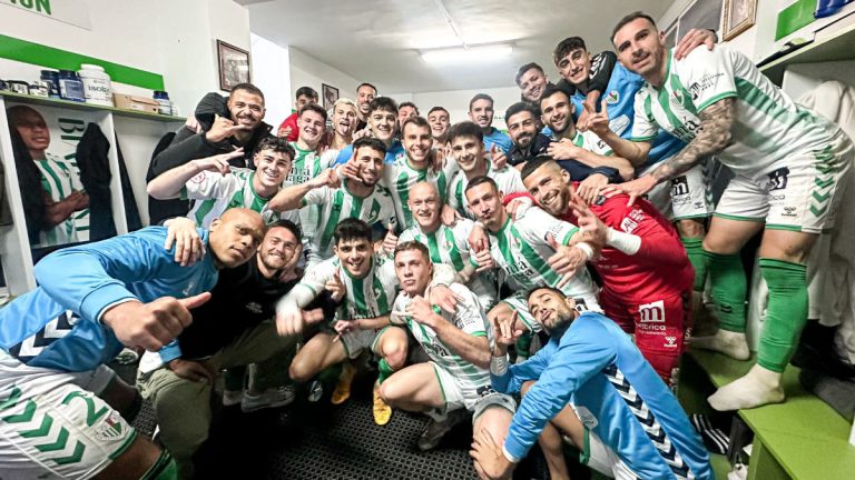 La plantilla del Antequera CF celebrando la victoria. Foto: Antequera CF.