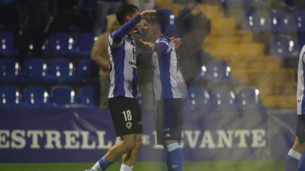 Los jugadores del Hércules CF celebrando un gol.