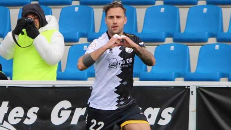 Gorka Santamaría celebrando un gol para Unionistas.