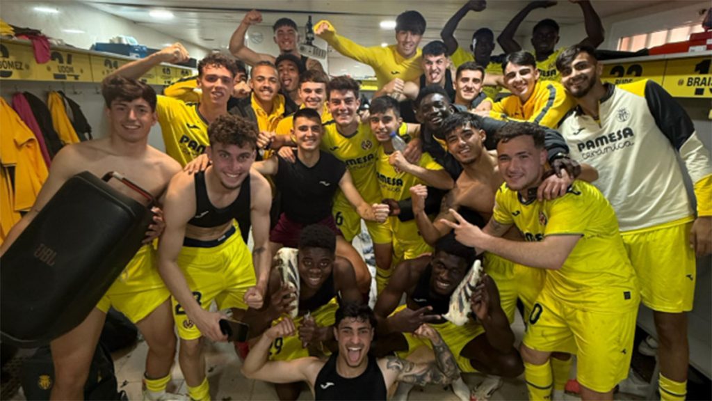 La plantilla del Villarreal CF B celebrando la victoria en Marbella. Foto: Villarreal CF.