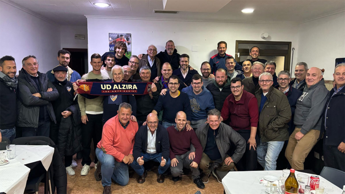 Vicent Dolz, y varios integrantes de la plantilla, con la "Penya Gent Blaugrana". Foto: UD Alzira. 