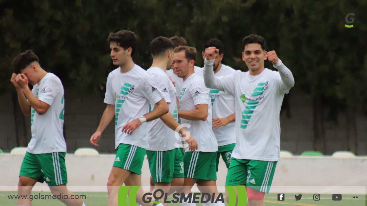 Los jugadores del CE Alberic Sucemart celebrando una victoria. 